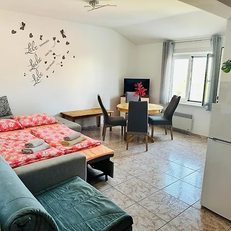 Apartment Schwarz In Petrcane Iv *